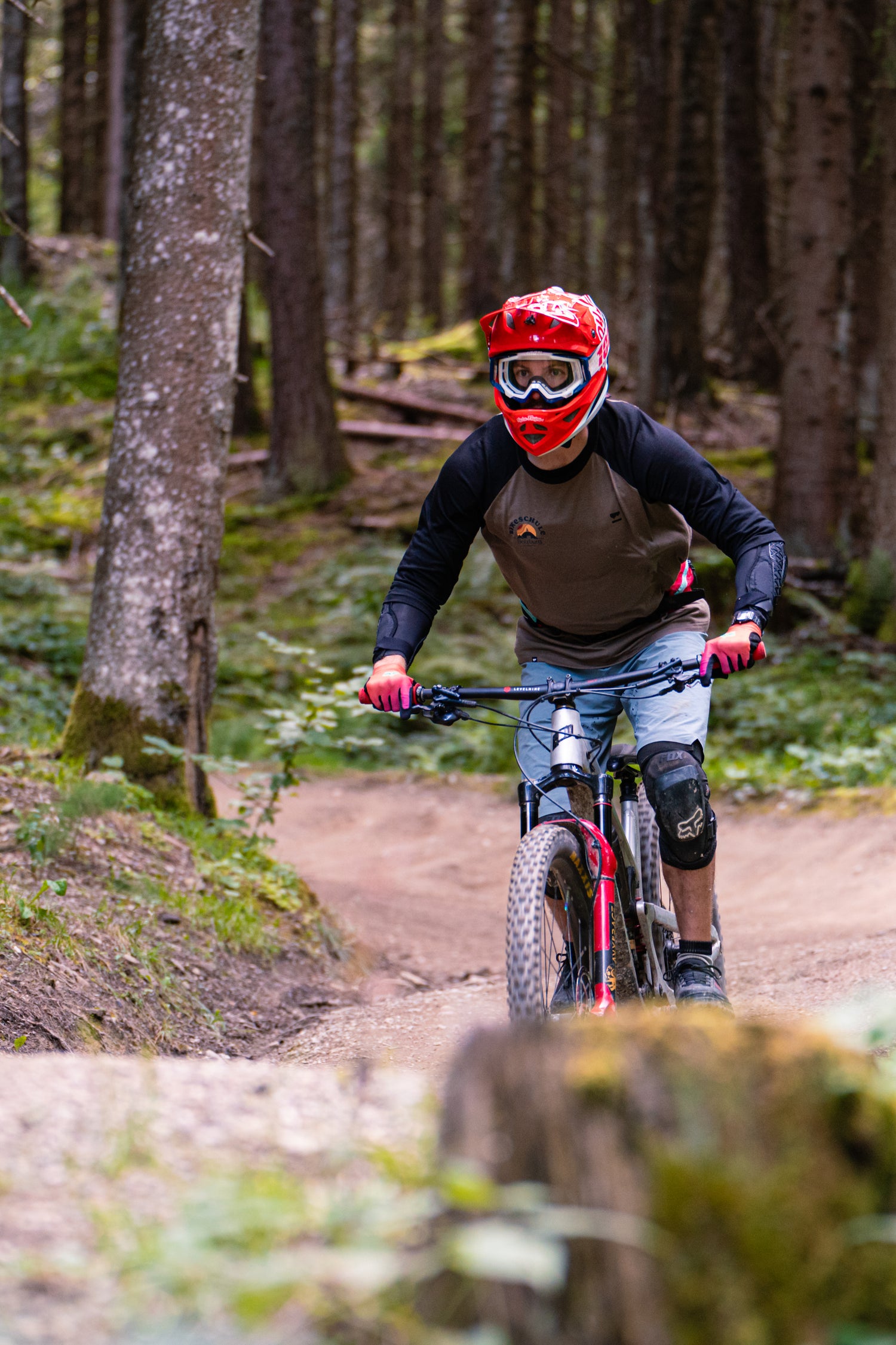 Ein Guide der Bikeschule Salzburg in einem Bikepark-Kurs in Leogang