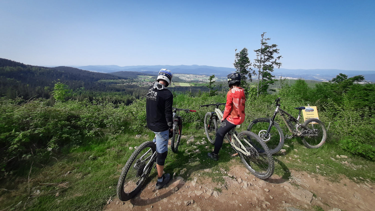 Bennedikt Oswald, Guide der Bikeschule Salzurg, während eines Bike Camps am Geisskopf am Traileinstieg mit Blick über Bischofsmais