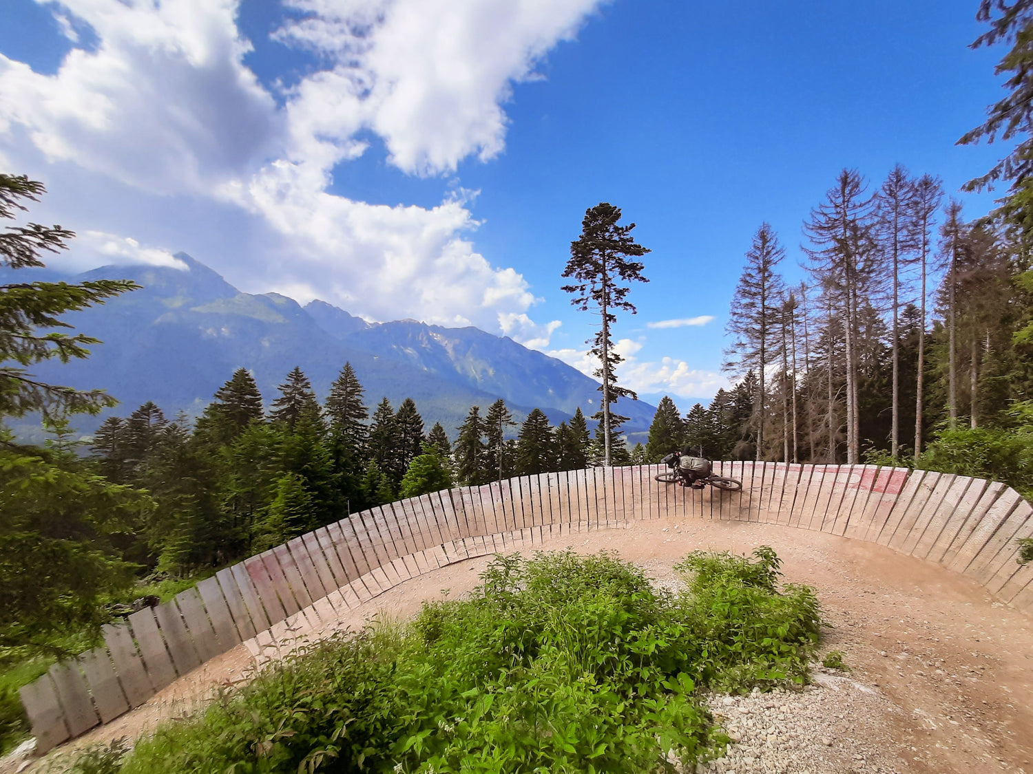 Julian Wielens als Guide der Bikeschule Salzburg, wie er einen Wallride auf einen der vielen Singletrails im Bikepark Paganella fährt