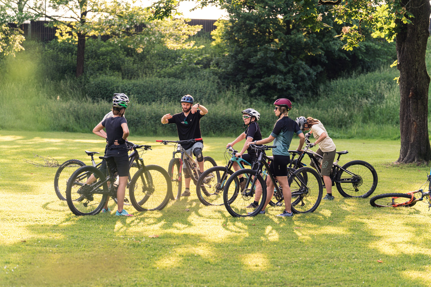 Benny Oswald, Guide der Bikeschule Salzburg bei einem MTB-Fahrtechnik-Kurs in Salzburg.