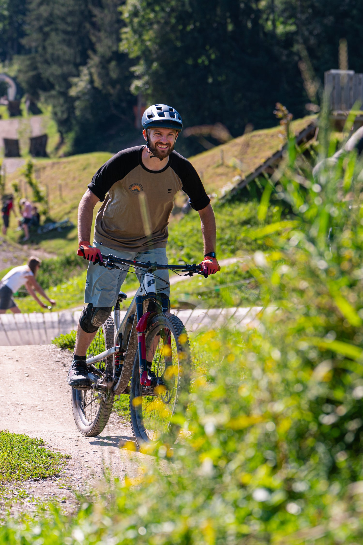 Ein Guide der Bikeschule Salzburg in einem Bikepark-Kurs in Leogang