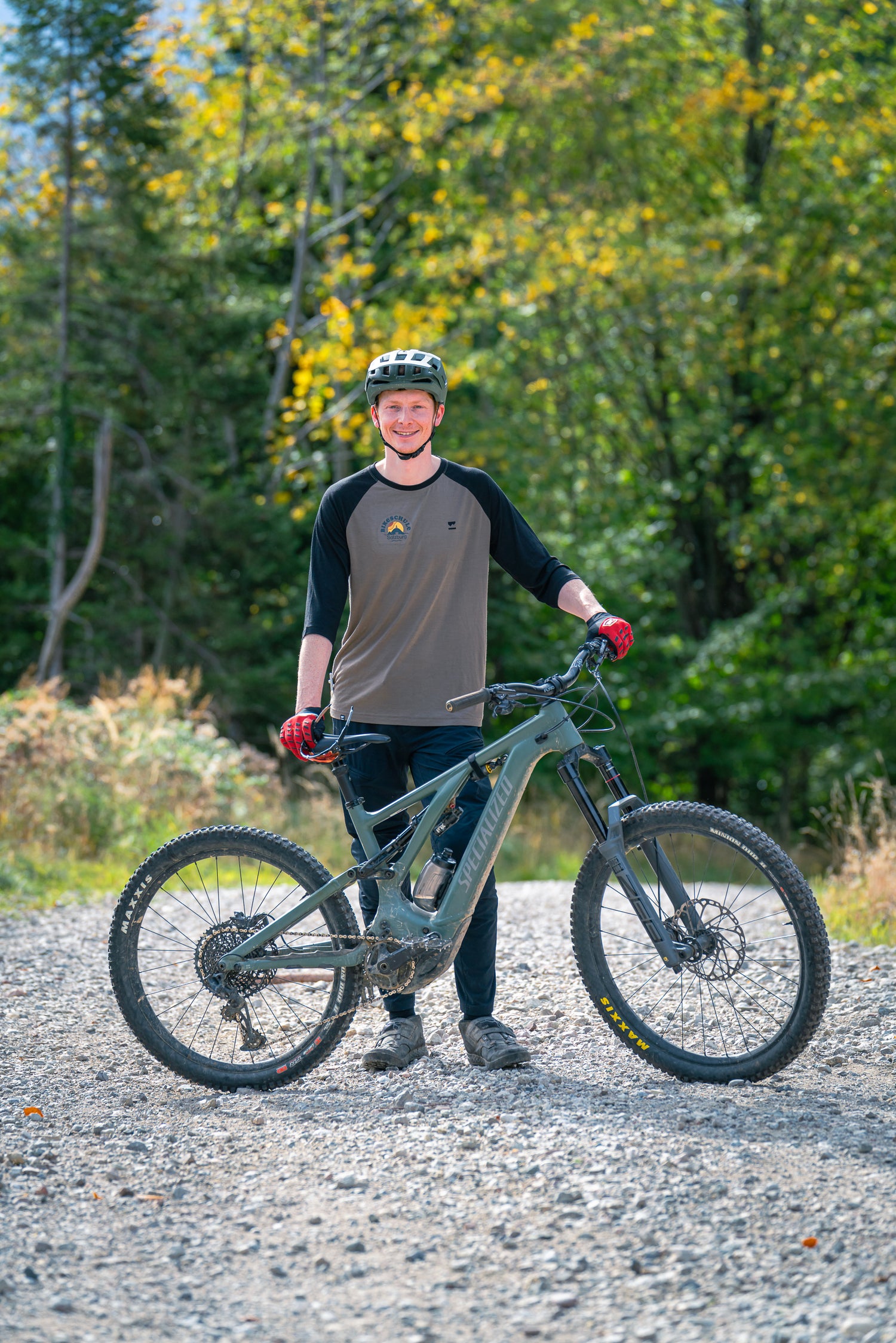 Bike Guide Julian Wielens von der Bikeschule Salzburg während eines E-Bike Fahrsicherheitsstrainings in Salzburg